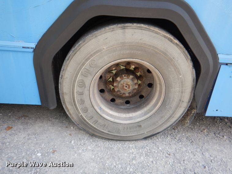 image for item KW9849 2005 Gillig C29D102N4  shuttle bus