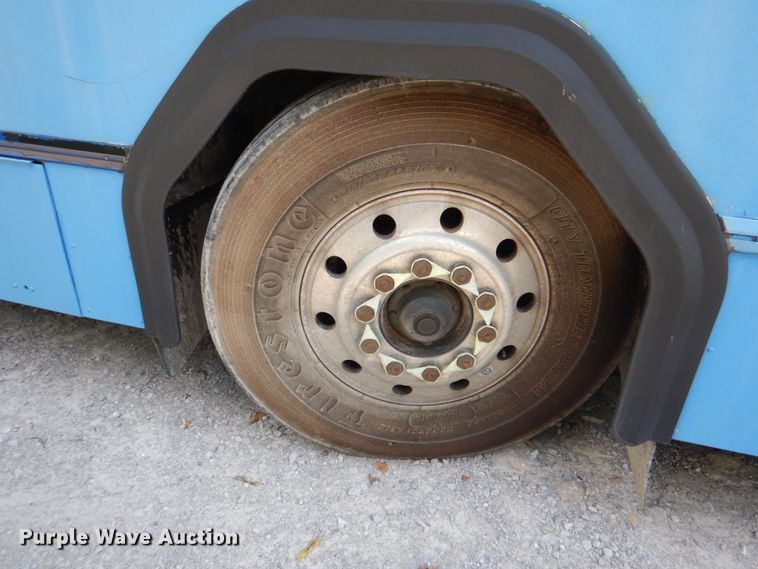 image for item KW9849 2005 Gillig C29D102N4  shuttle bus