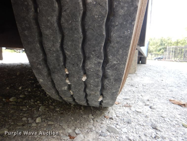 image for item KW9849 2005 Gillig C29D102N4  shuttle bus