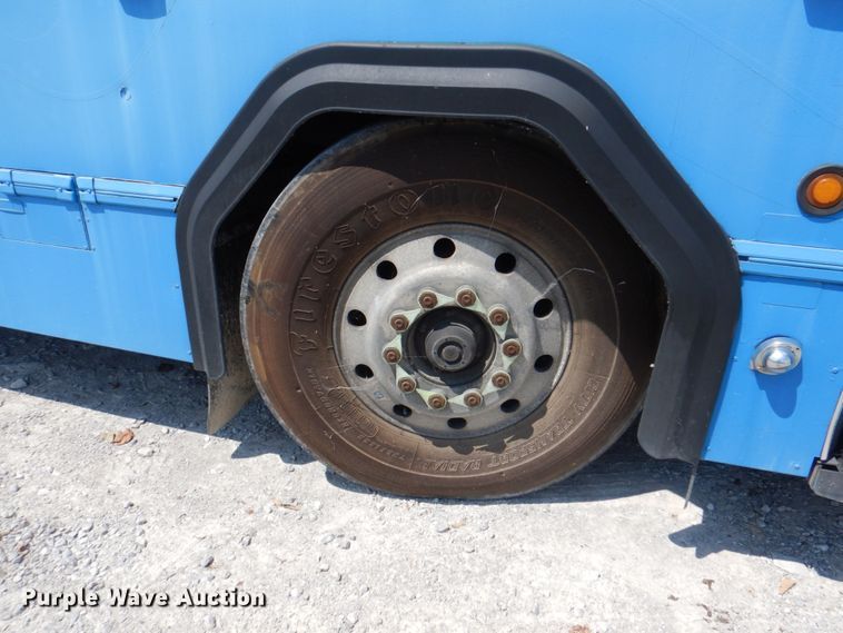 image for item KW9849 2005 Gillig C29D102N4  shuttle bus