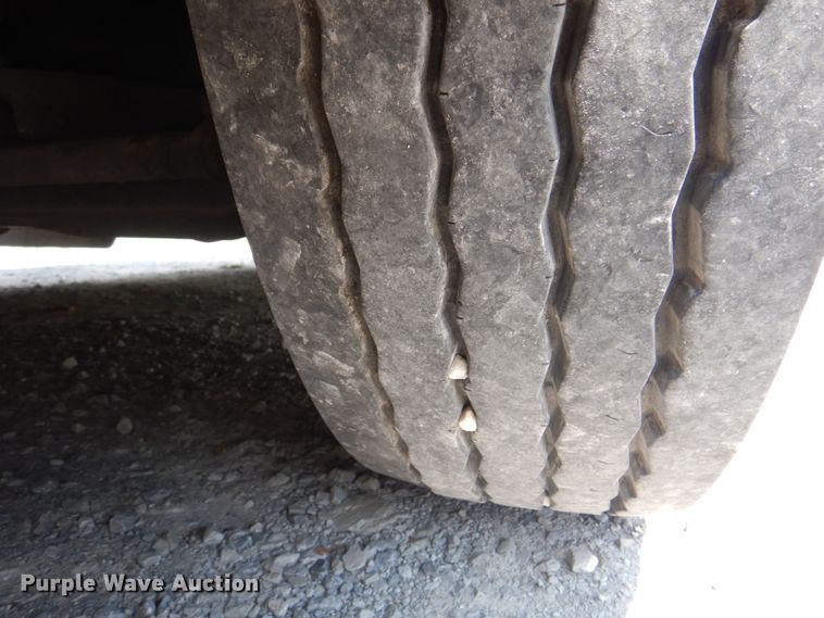 image for item KW9849 2005 Gillig C29D102N4  shuttle bus