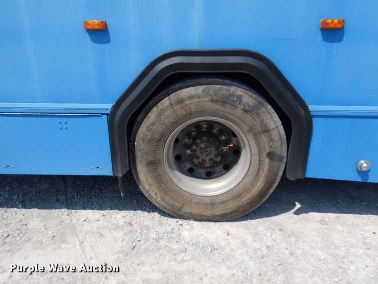 image for item KW9849 2005 Gillig C29D102N4  shuttle bus