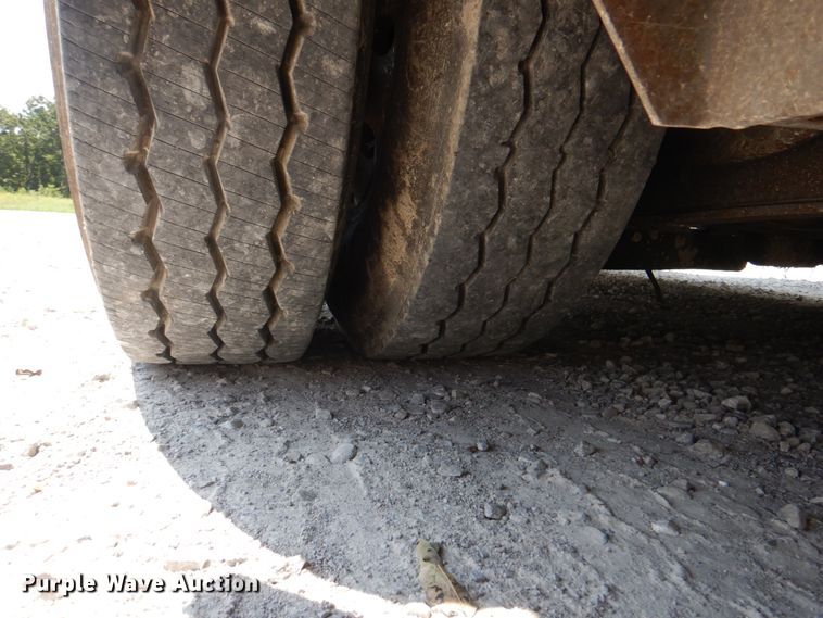 image for item KW9849 2005 Gillig C29D102N4  shuttle bus