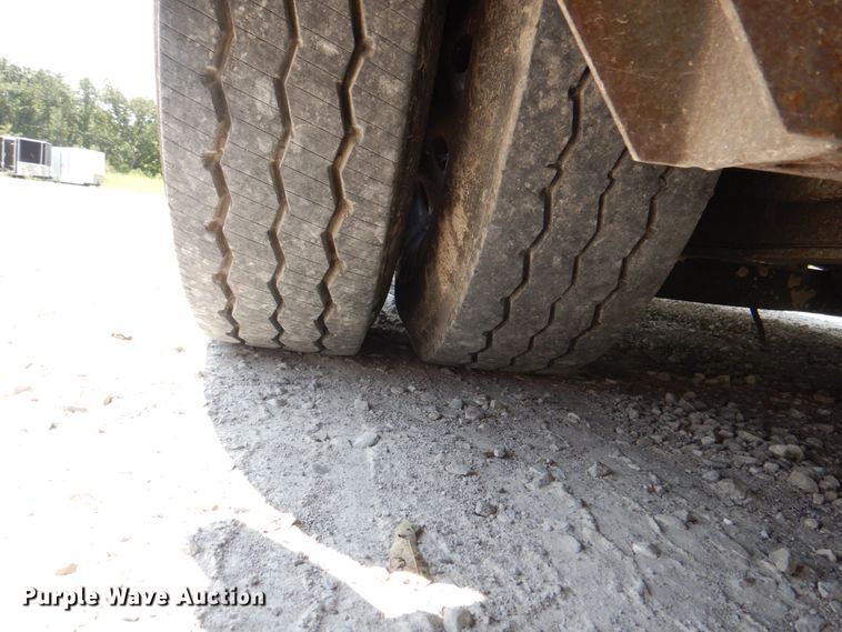 image for item KW9849 2005 Gillig C29D102N4  shuttle bus