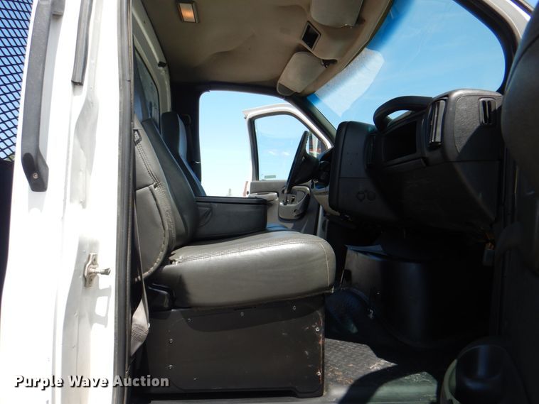 image for item KW9875 2005 Chevrolet C8500  flatbed truck