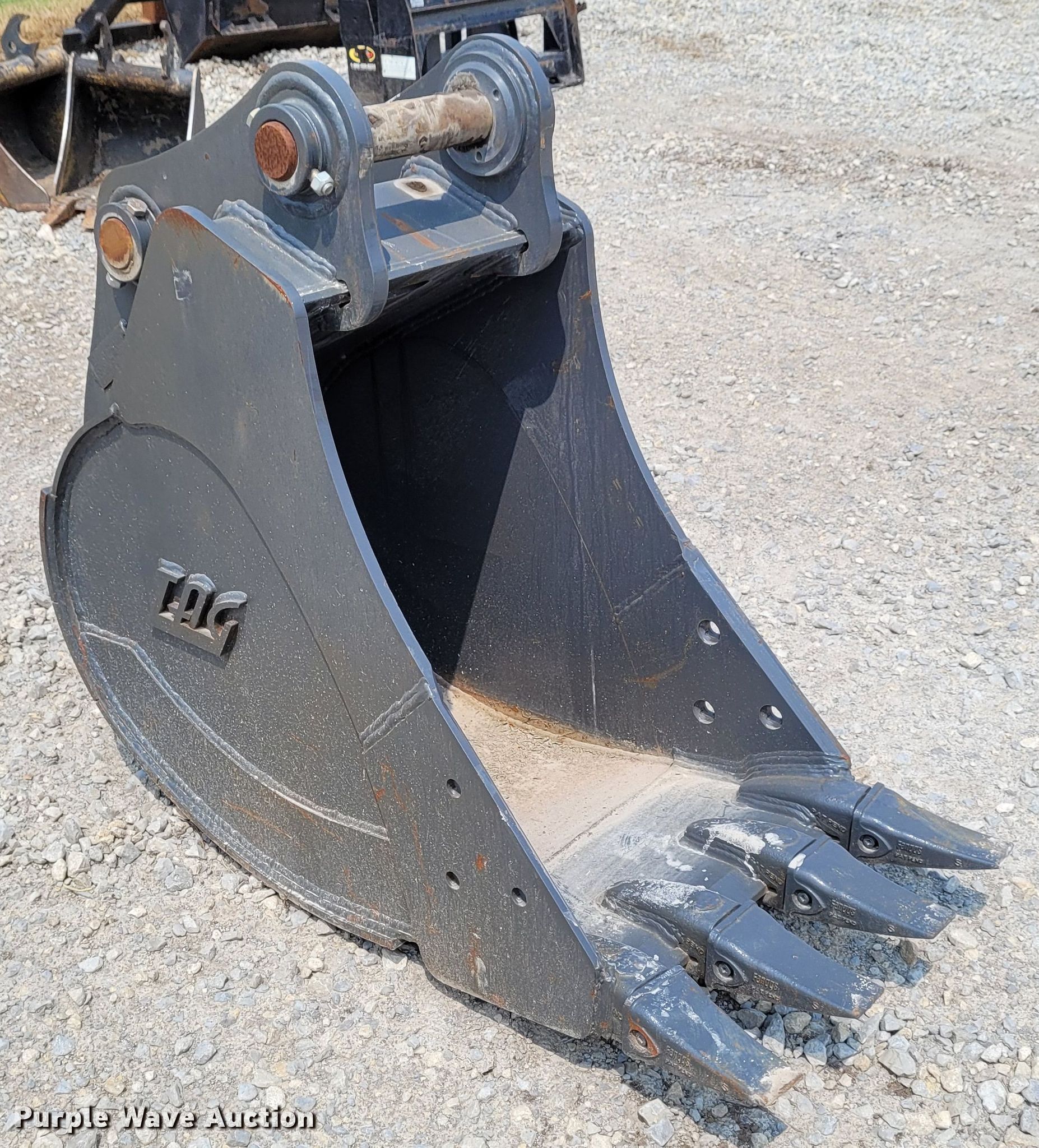 TAG 24"W excavator bucket in Augusta, KS Item FC9038 sold Purple Wave