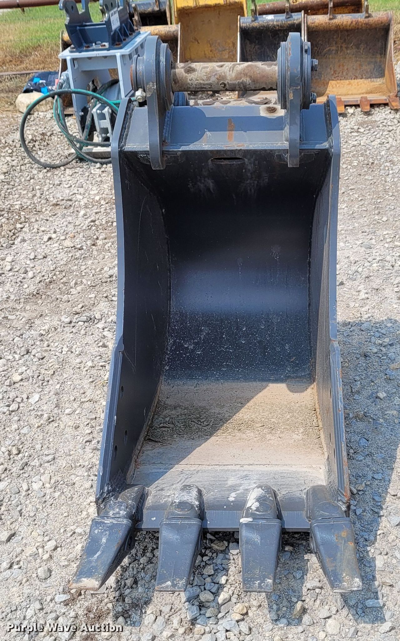 TAG 24"W excavator bucket in Augusta, KS Item FC9038 sold Purple Wave
