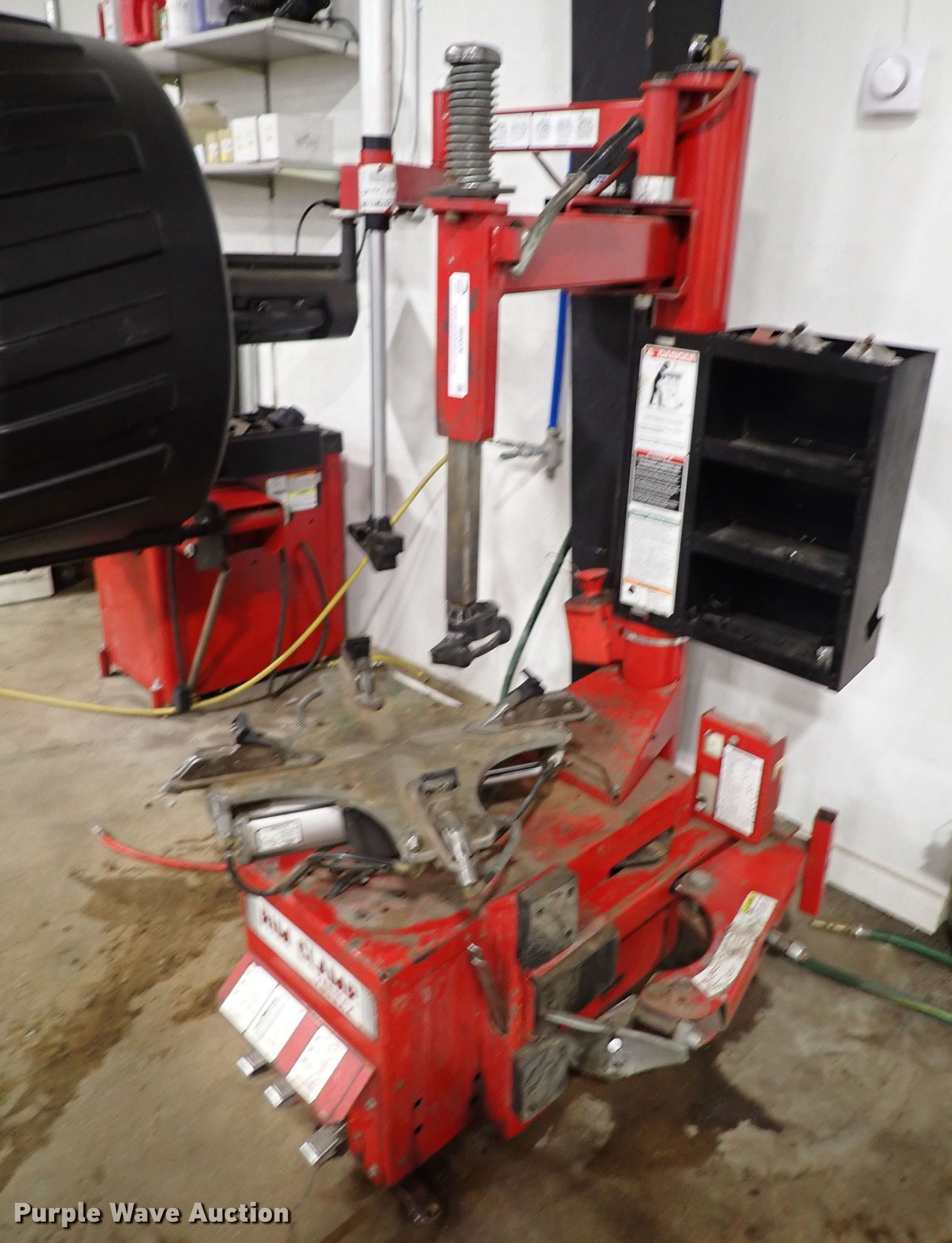 Coats 7065AX tire machine in Park City, KS Item IB9026 sold Purple Wave