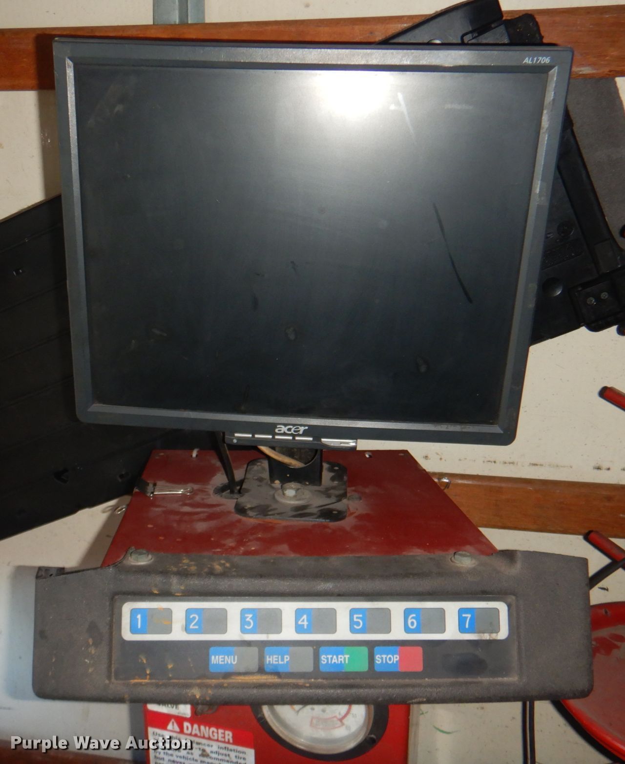 Coats XR1800 wheel balancer in Lincoln, NE Item KX9652 sold Purple Wave