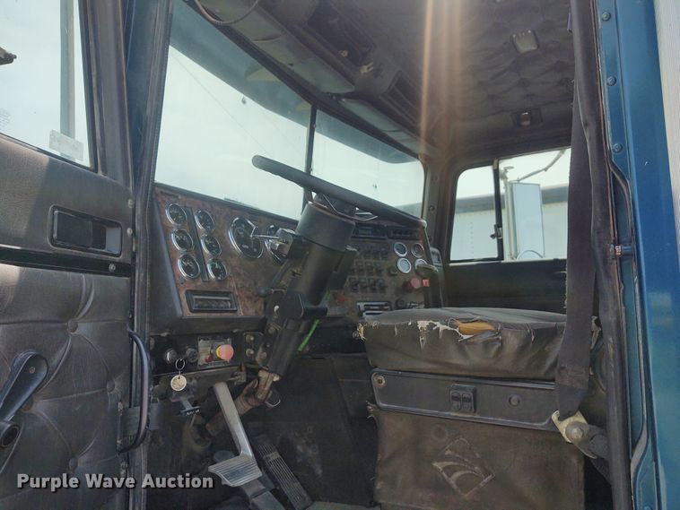 image for item BY9367 1999 International 9200 Eagle  semi truck