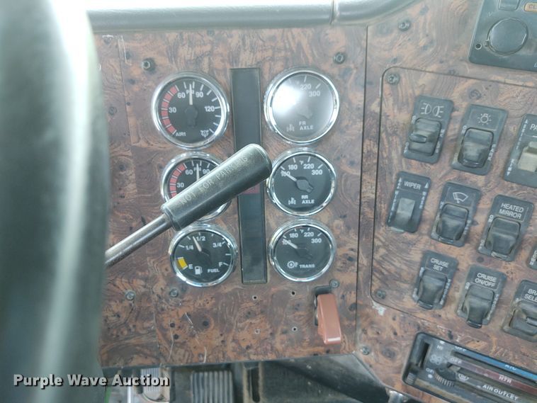 image for item BY9367 1999 International 9200 Eagle  semi truck