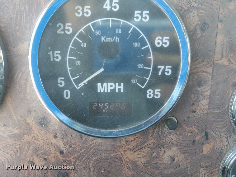 image for item BY9367 1999 International 9200 Eagle  semi truck