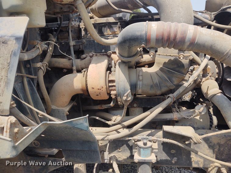 image for item BY9367 1999 International 9200 Eagle  semi truck