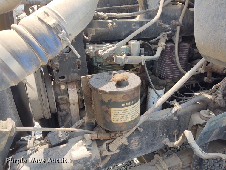 image for item BY9367 1999 International 9200 Eagle  semi truck