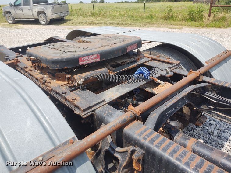 image for item BY9367 1999 International 9200 Eagle  semi truck