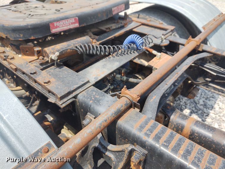 image for item BY9367 1999 International 9200 Eagle  semi truck