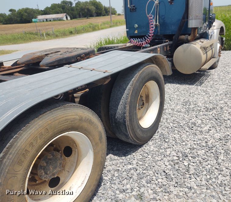 image for item BY9367 1999 International 9200 Eagle  semi truck