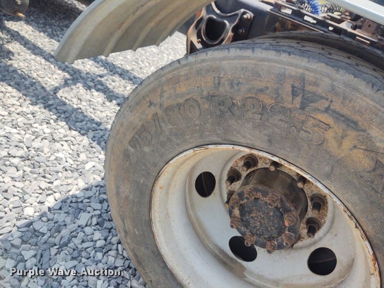 image for item BY9367 1999 International 9200 Eagle  semi truck