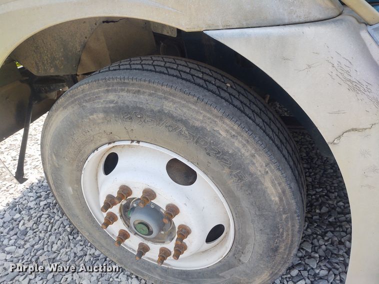 image for item BY9367 1999 International 9200 Eagle  semi truck