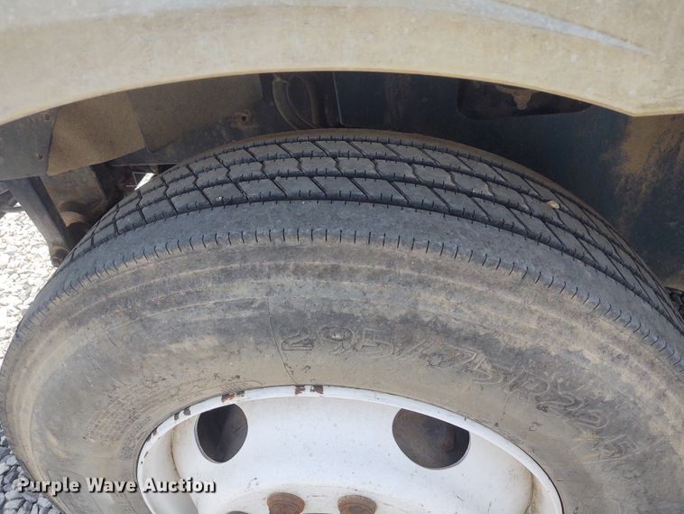 image for item BY9367 1999 International 9200 Eagle  semi truck