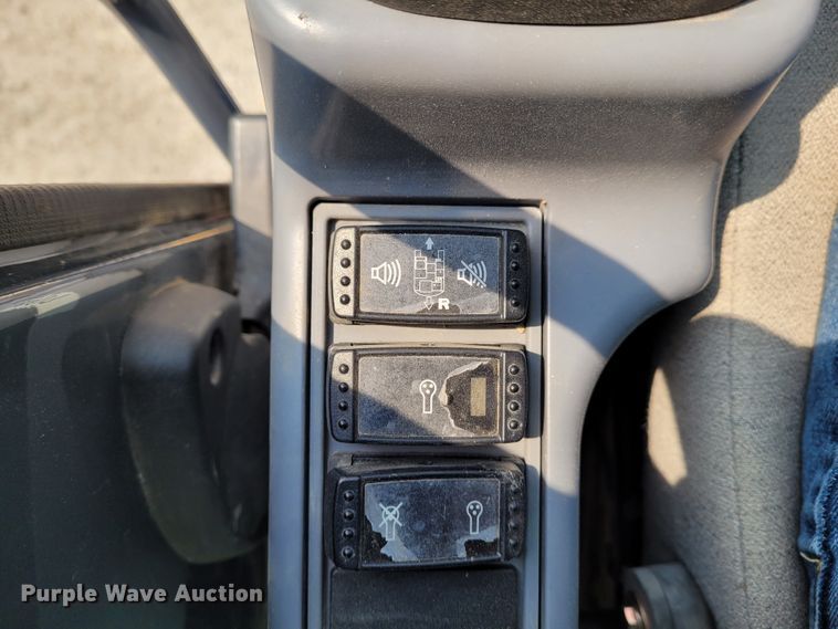 image for item BY9402 2017 John Deere 135G  excavator