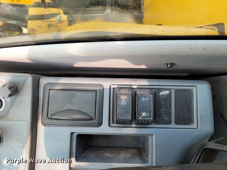 image for item BY9402 2017 John Deere 135G  excavator