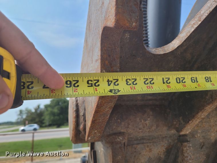 image for item BY9402 2017 John Deere 135G  excavator