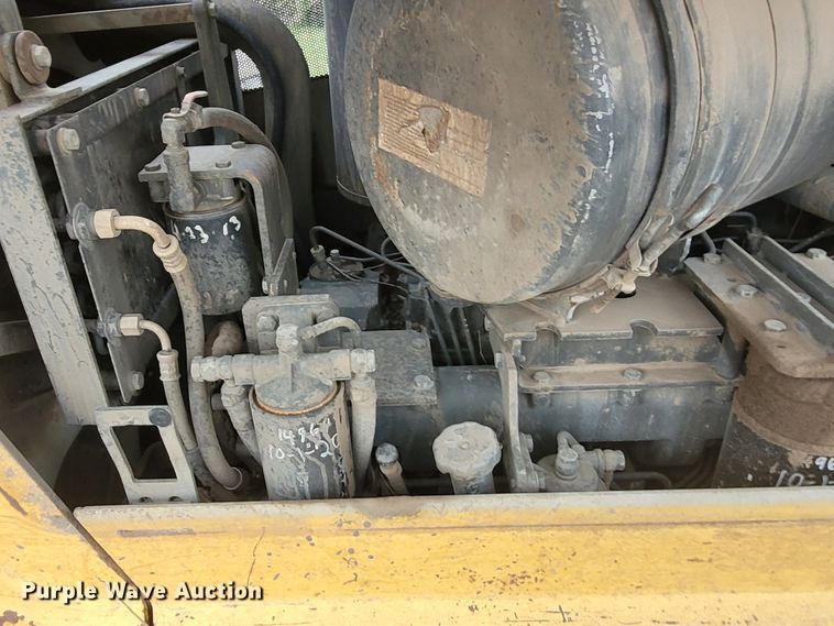 image for item BY9421 1997 Komatsu D65EX-12  dozer