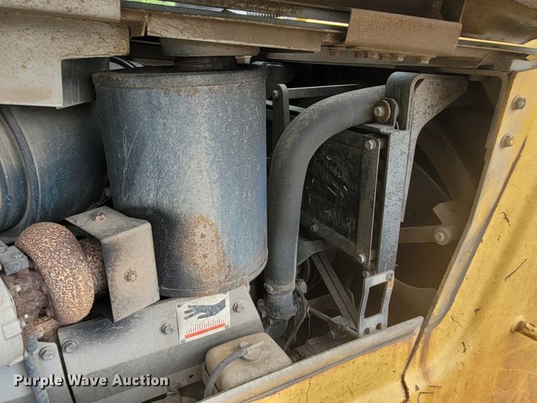 image for item BY9421 1997 Komatsu D65EX-12  dozer