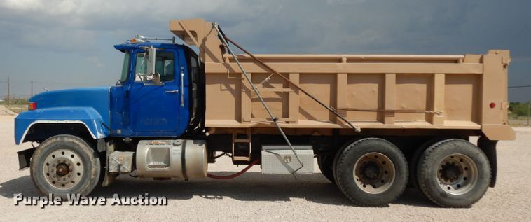 image for item DC2028 1993 Mack RD688S  dump truck
