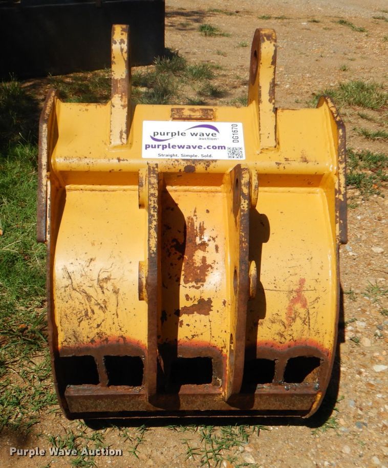 image for item DG1670 (2) excavator buckets