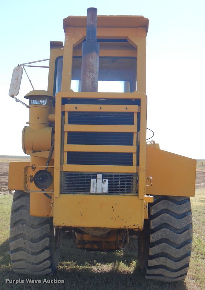 image for item DI5695 1974 International 412  elevating scraper