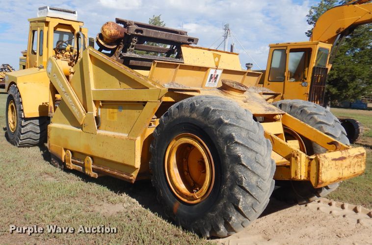 image for item DI5695 1974 International 412  elevating scraper