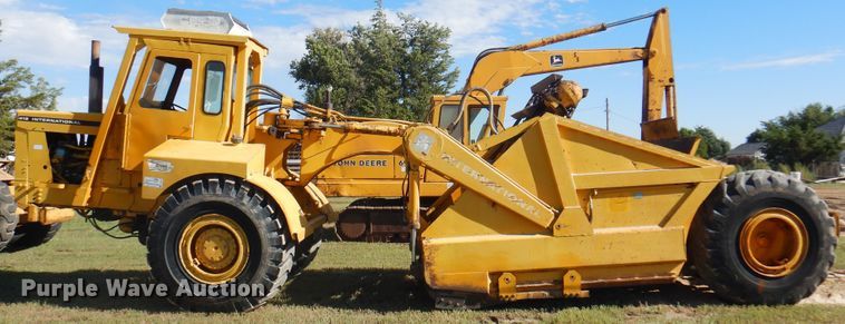 image for item DI5695 1974 International 412  elevating scraper