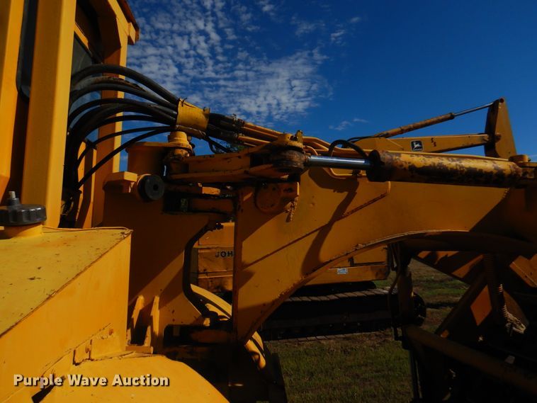 image for item DI5695 1974 International 412  elevating scraper