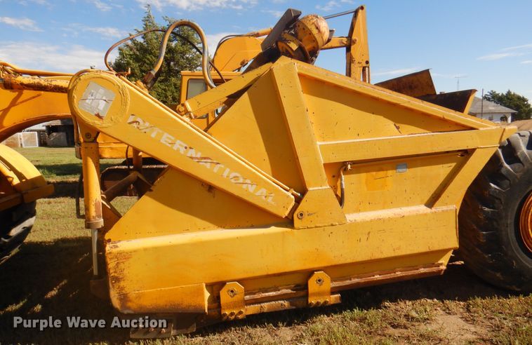 image for item DI5695 1974 International 412  elevating scraper