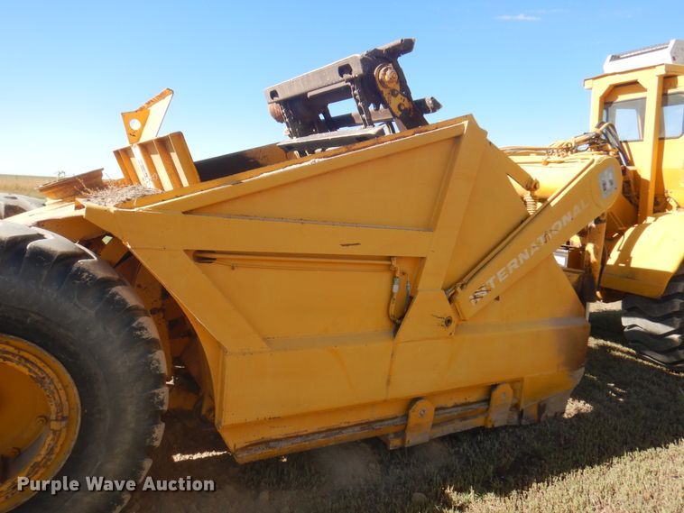 image for item DI5695 1974 International 412  elevating scraper