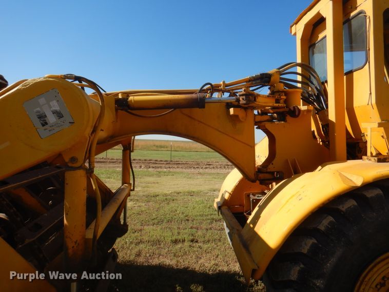 image for item DI5695 1974 International 412  elevating scraper