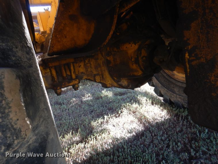 image for item DI5695 1974 International 412  elevating scraper