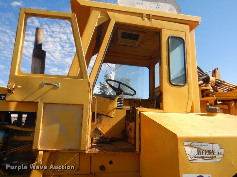 image for item DI5695 1974 International 412  elevating scraper