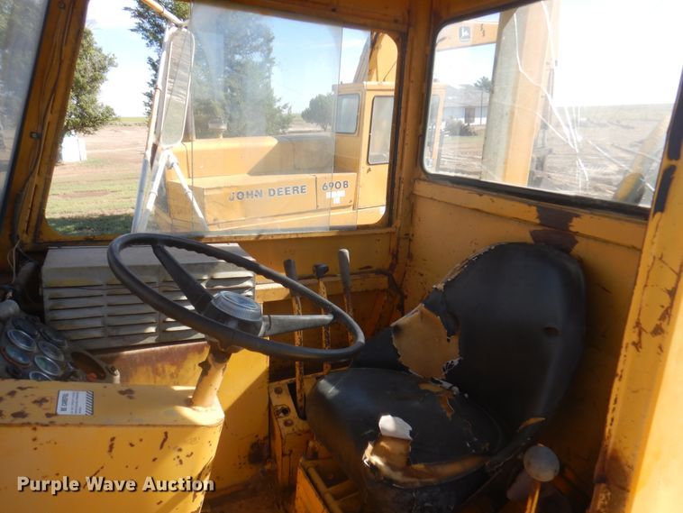 image for item DI5695 1974 International 412  elevating scraper