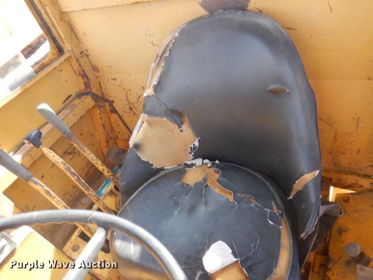 image for item DI5695 1974 International 412  elevating scraper