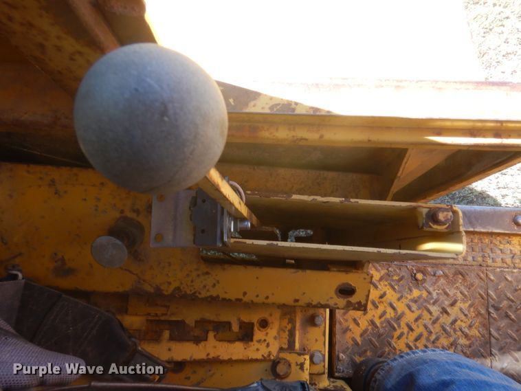 image for item DI5695 1974 International 412  elevating scraper