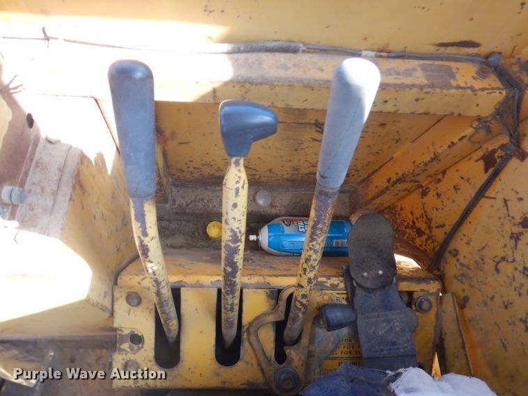 image for item DI5695 1974 International 412  elevating scraper