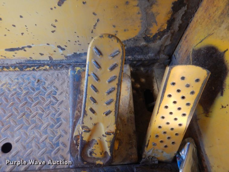 image for item DI5695 1974 International 412  elevating scraper