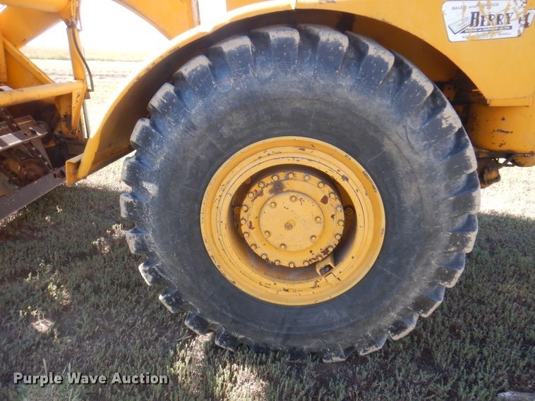 image for item DI5695 1974 International 412  elevating scraper