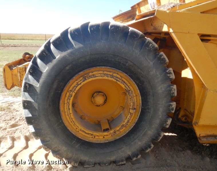 image for item DI5695 1974 International 412  elevating scraper