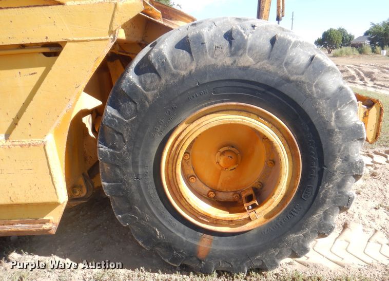 image for item DI5695 1974 International 412  elevating scraper