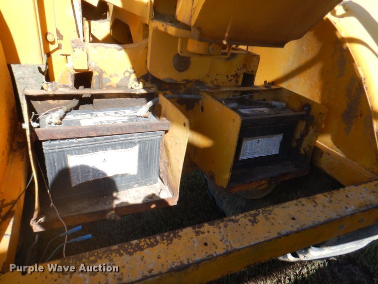 image for item DI5695 1974 International 412  elevating scraper