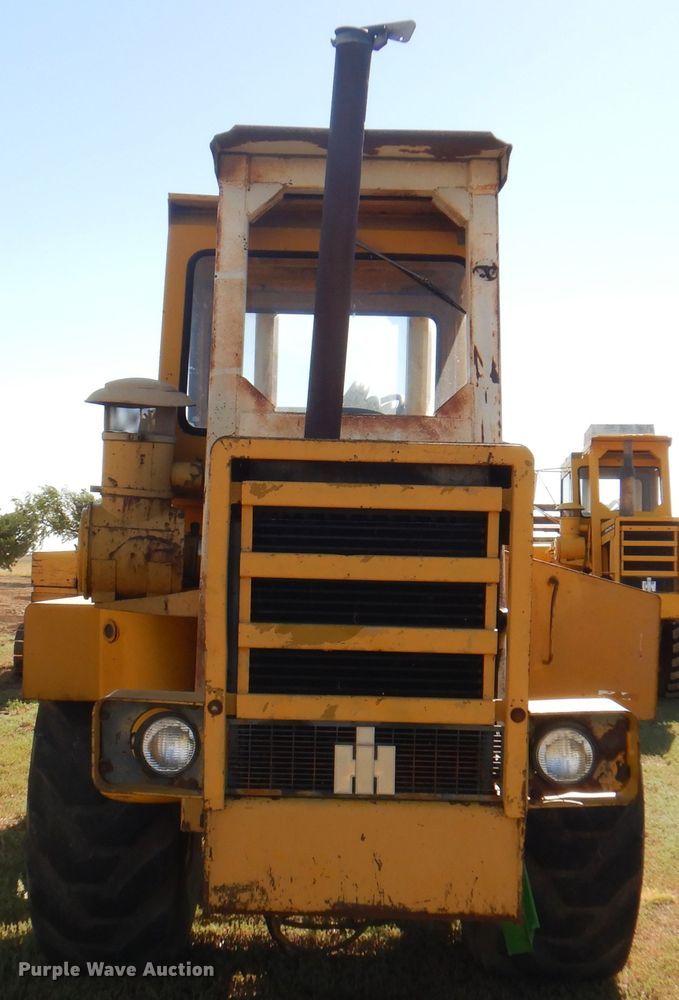 image for item DI5696 1975 International 412  elevating scraper